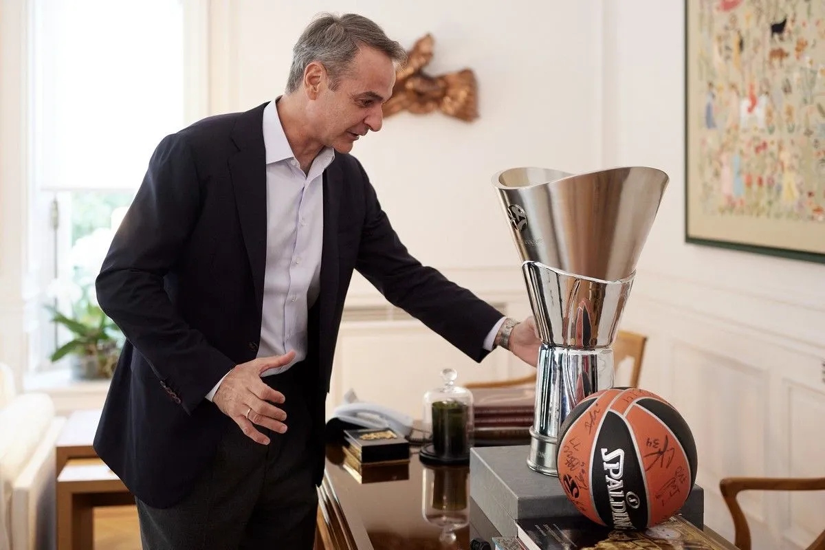 Στο Μαξίμου οι πρωταθλητές Ευρώπης του Ολυμπιακού - Δώρο… σκάκι από Μπαρτζώκα σε Μητσοτάκη!