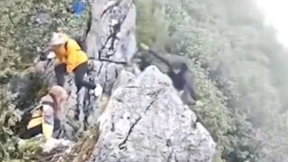 Τουρίστας γλίστρησε από γκρεμό 40 μέτρων προσπαθώντας να βγάλει selfie: Σοκάρει το βίντεο