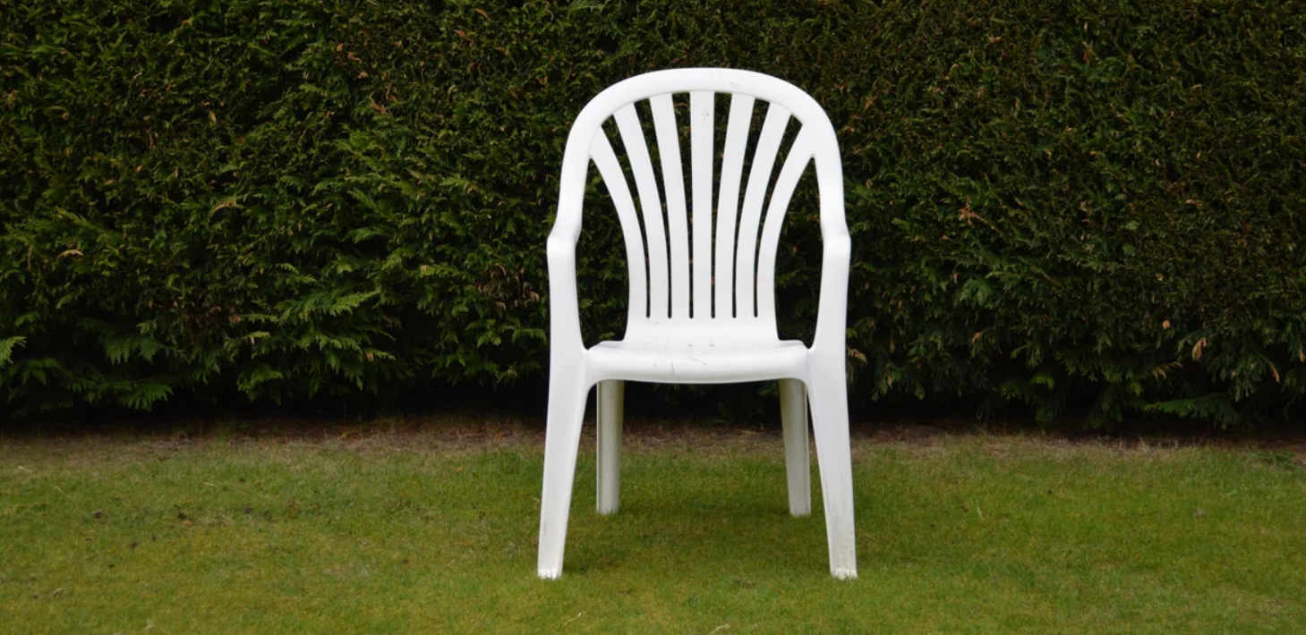 To μάθαμε κι αυτό: Σε τι χρησιμεύουν οι σχισμές στις πλαστικές καρέκλες;