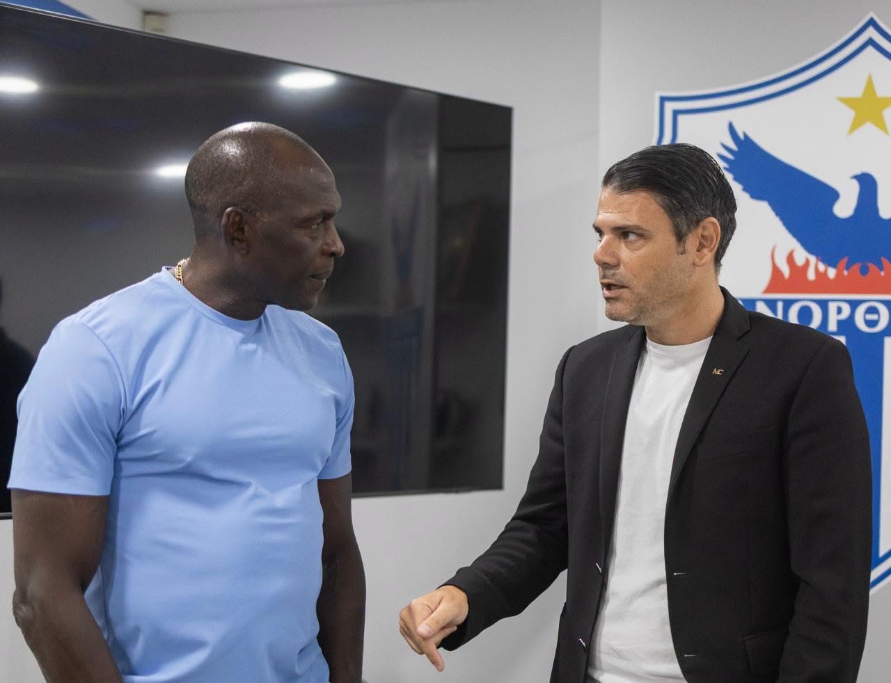 Ανόρθωση: Θερμή υποδοχή και συγκίνηση στην επιστροφή του Μάικ Ομπίκου (ΦΩΤΟΓΡΑΦΙΕΣ)