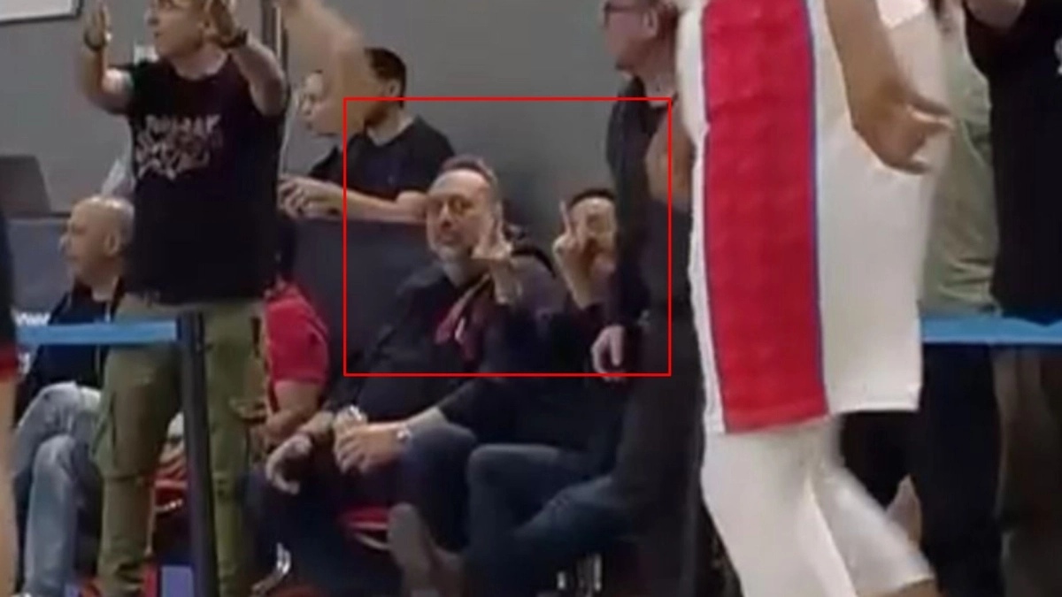 Πανιώνιος - Ολυμπιακός: Η στιγμή της χειρονομίας του οπαδού που οδήγησε στην επίθεση του Φουρνιέ!