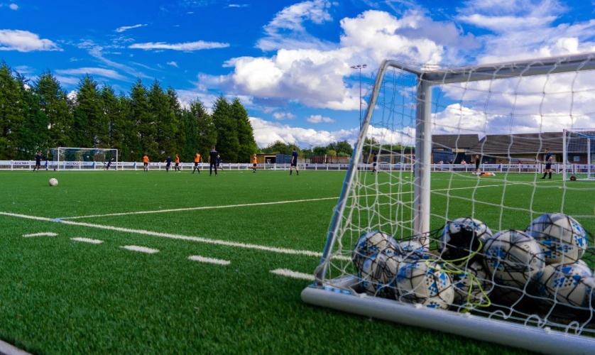 Σοβαρό περιστατικό σε γήπεδο: Τι ισχυρίστηκε ο πατέρας του ανήλικου - Έτρεξε να προστατέψει το παιδί του (ΒΙΝΤΕΟ)