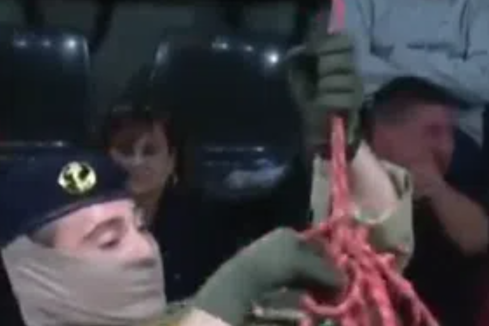 Viral σκηνικό στη Γαλλία με κομάντο να «κολλάει» στην οροφή γηπέδου πριν από αγώνα μπάσκετ (BINTEO)