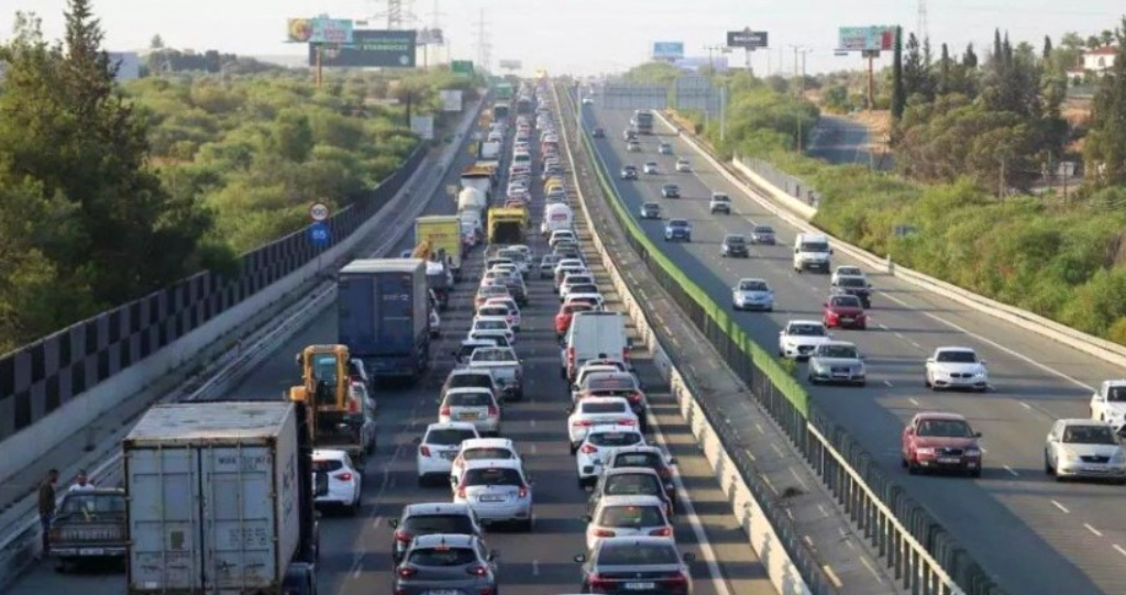 Καθημερινή ταλαιπωρία: Πού έχει σήμερα κίνηση; Δες LIVE ποιοι δρόμοι «κοκκινίζουν» για να την αποφύγεις