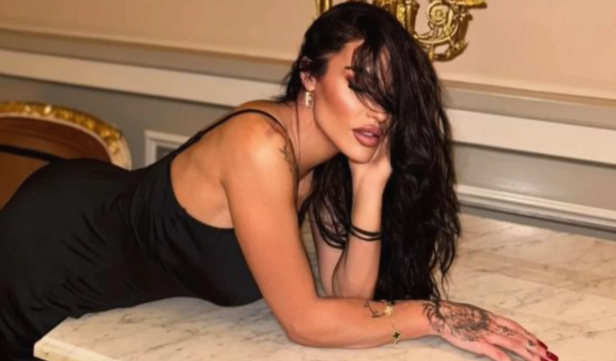 Η «Κάιλι Τζένερ της Ελλάδας» στο Παρίσι - Η πρώην σύζυγος ποδοσφαιριστή που έκλεψε τις εντυπώσεις