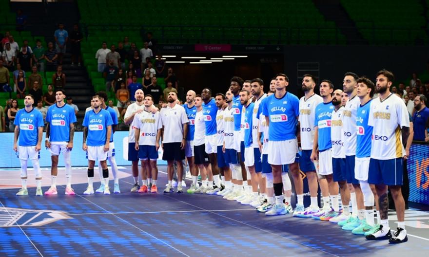 Αγκαλιά Ελλαδίτες και Κύπριοι διεθνείς στον Εθνικό Ύμνο (ΒΙΝΤΕΟ)