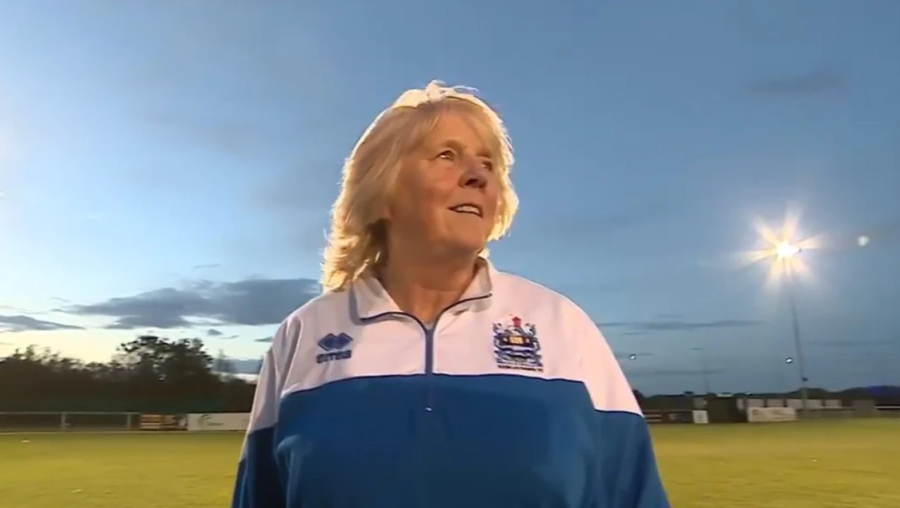 Η σπουδαιότερη influencer του κόσμου: Τη λένε Τζάκι Φρίμαν, είναι 61 ετών και παίζει ποδόσφαιρο