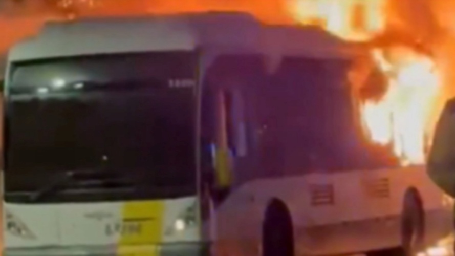 ΣΟΚ πριν το Κλαμπ Μπριζ-Μπαρτσελόνα: Λεωφορείο οπαδών τυλίχθηκε στις φλόγες (ΒΙΝΤΕΟ)