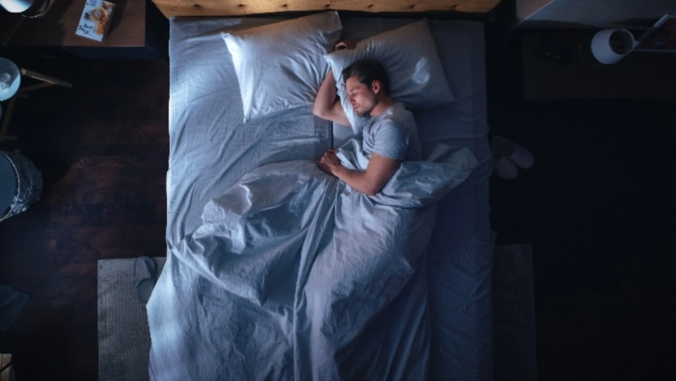 Αυτή είναι η χειρότερη στάση ύπνου και μπορεί να βλάψει την υγεία σου, σύμφωνα με τους ειδικούς