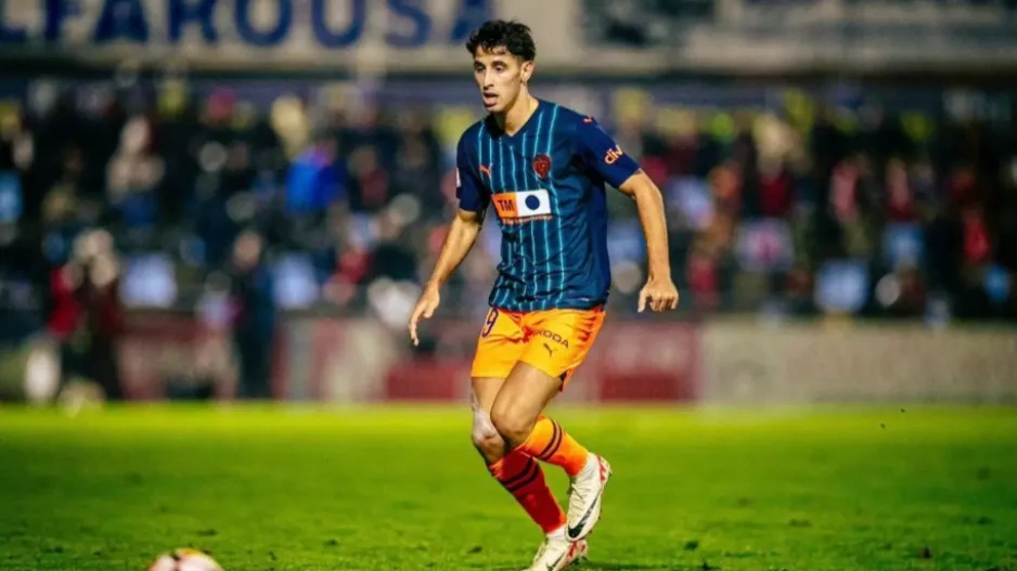 Ήρθε Κύπρο, είδε το ματς από την κερκίδα και ΥΠΟΓΡΑΦΕΙ!