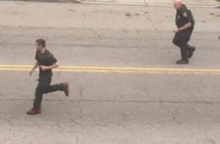 «Δώστε του σύνταξη»: Ταλαίπωρος αστυνομικός προσπαθεί να συλλάβει ποδηλάτη και το βίντεο γίνεται viral με 10 εκατ. views