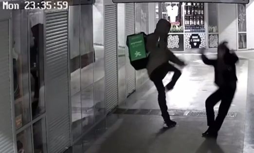 Ντελιβεράς κλωτσάει ανυποψίαστη γιαγιά στο πρόσωπο – Δείτε το σοκαριστικό βίντεο