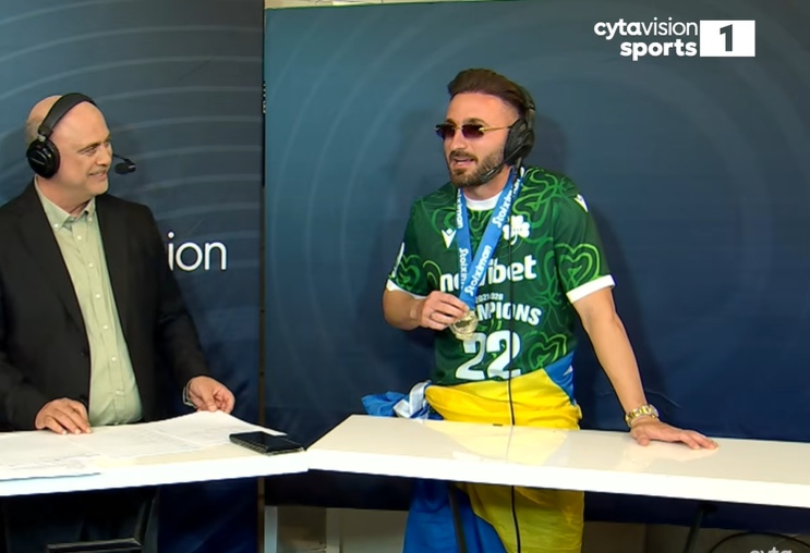 Φλεξάρισμα Τάνκοβιτς: «Back-to-back» - Φόρεσε και το περσινό μετάλλιο του πρωταθλητή στη φιέστα! (ΒΙΝΤΕΟ)