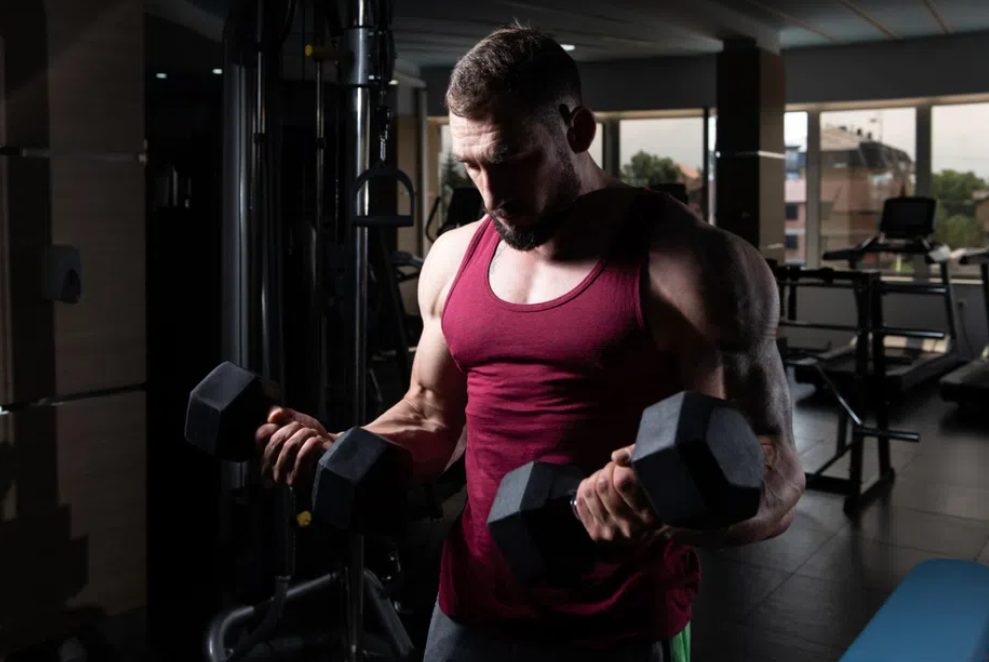 Drop Sets για Δικέφαλους: Η Τεχνική Προπόνησης που Φουσκώνει τα Χέρια