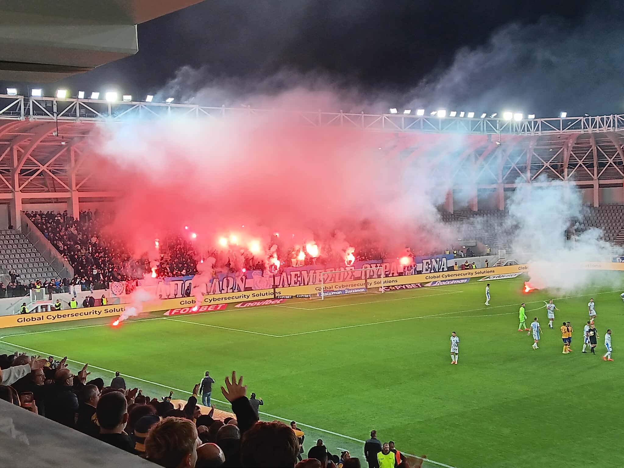 ΑΕΛ-ΑΠΟΛΛΩΝ: Προσωρινή ΔΙΑΚΟΠΗ λόγω φωτοβολίδων από τους Απολλωνίστες (ΦΩΤΟΓΡΑΦΙΕΣ)