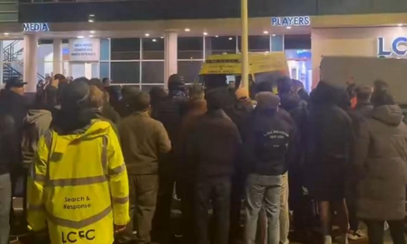 Λαϊκά δικαστήρια έξω από το γήπεδο της Λέστερ μετά τον υποβιβασμό: «Παίρνει 90.000 την εβδομάδα και μας τη λέει από πάνω...» (ΒΙΝΤΕΟ)