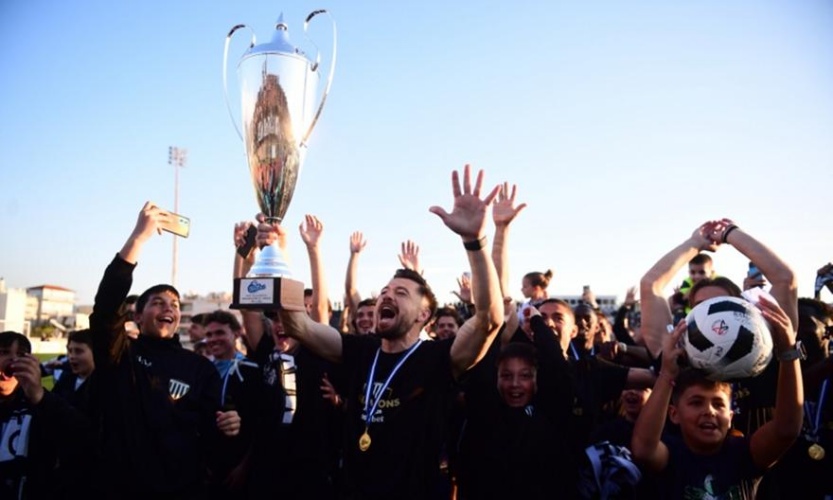 Πανζουρλισμός στην φιέστα της Καλαμάτας για την άνοδο - Σήκωσε την κούπα και ανακοίνωσε πριμ 200.000 ευρώ ο Πρασσάς!