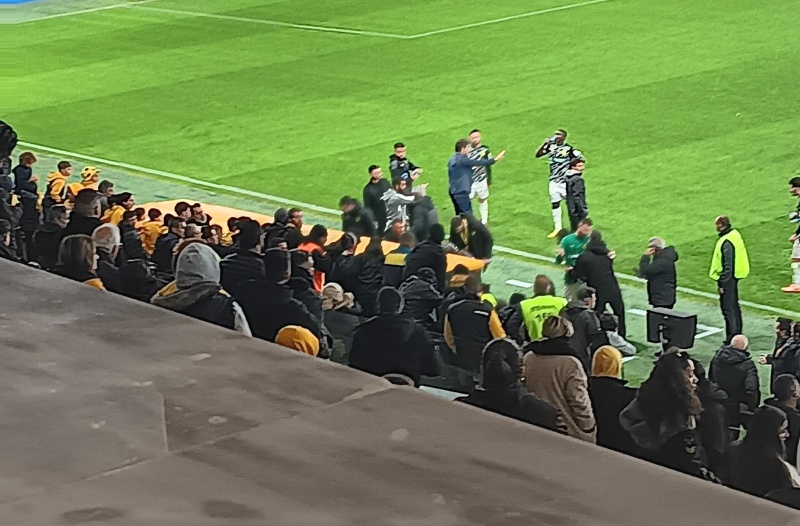 Μεγάλη ένταση στον πάγκο της ΑΕΚ με τους επιτηρητές του γηπέδου - Αποβλήθηκε ο Ινίγκο Ιδιάκεθ