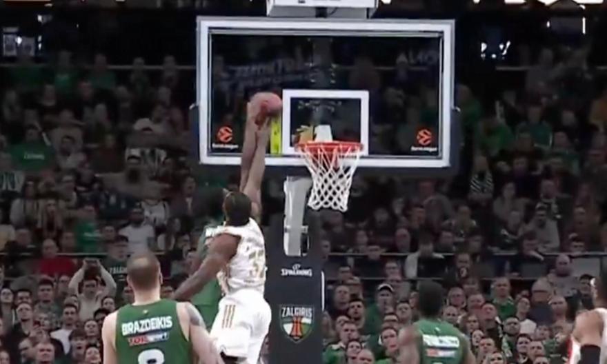 Αδιανόητο μπλοκ του Οτζελέγε στον Μόουζες Ράιτ, κόλλησε την μπάλα στο ταμπλό! (ΒΙΝΤΕΟ)