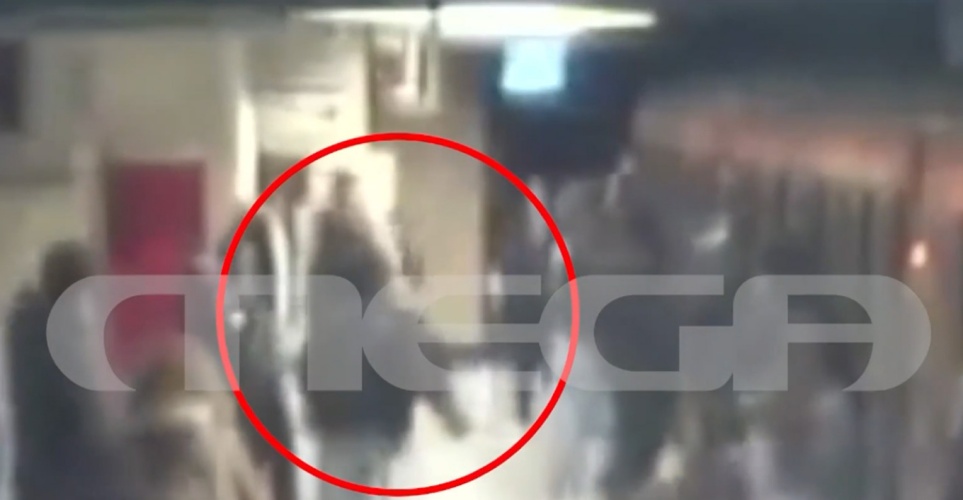 Σοκαριστικό βίντεο από Ελλάδα: Άγριος ξυλοδαρμός 20χρονου στο Μετρό από τέσσερα άτομα για να του κλέψουν αλυσίδα