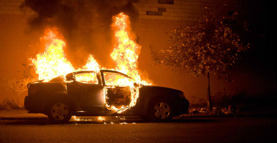 Αναστάτωση μετά από φωτιά σε όχημα - Εκτεταμένες ζημιές