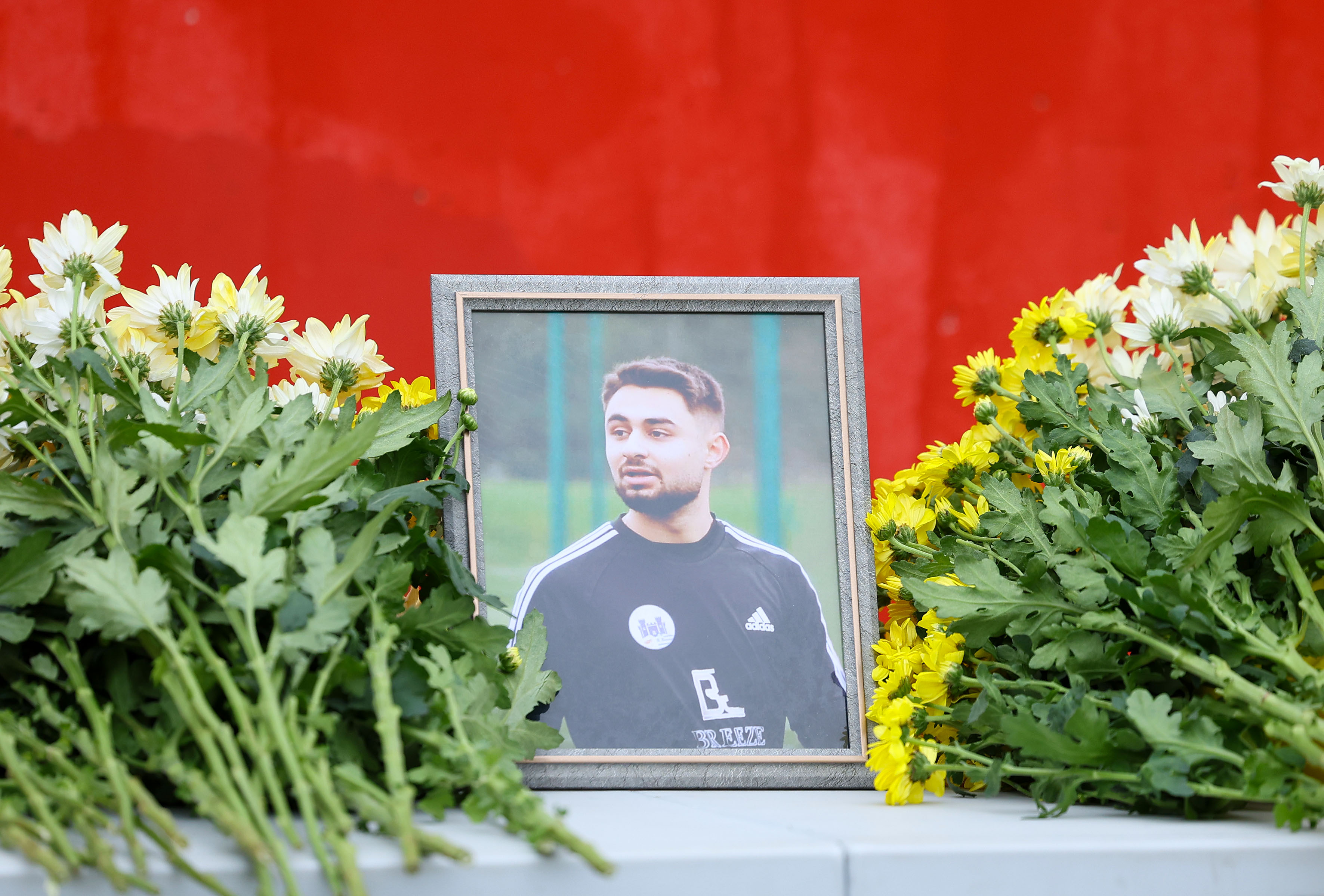 Λουλούδια στη μνήμη του Άγγελου