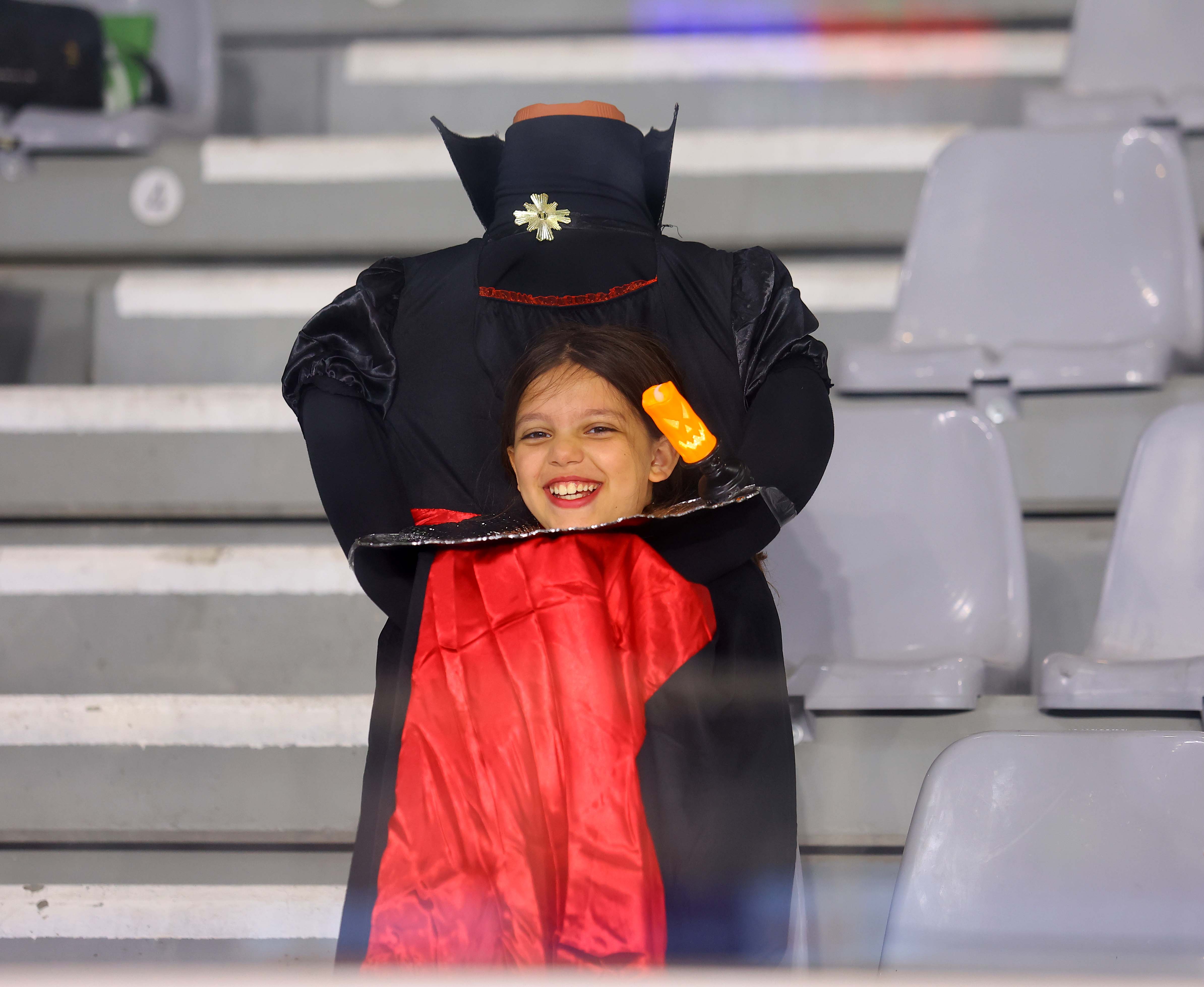 Halloween σε κυπριακό γήπεδο: ΕΠΙΚΗ και… τρομακτική αμφίεση από μικρή φίλαθλο (ΦΩΤΟΓΡΑΦΙΕΣ)