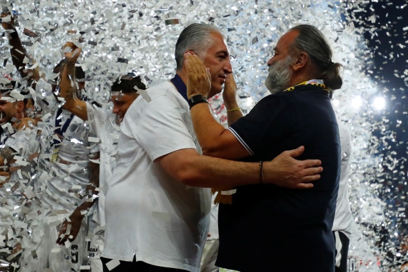 RESPECT: Οι παίκτες της ΑΕΚ έμειναν στο γήπεδο για την απονομή του ΟΦΗ - Συγχαρητήρια Ηλιόπουλου σε Μπούση!