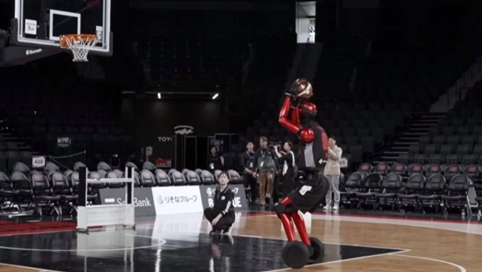 Ρομπότ με ύψος 2.19... διδάσκει μπάσκετ και κλέβει την παράσταση μέσω AI