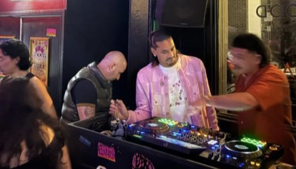 Τερματοφύλακας της Premier League άφησε τα γάντια και έγινε... dj μετά τον αγώνα της ομάδας του (ΦΩΤΟΓΡΑΦΙΑ)