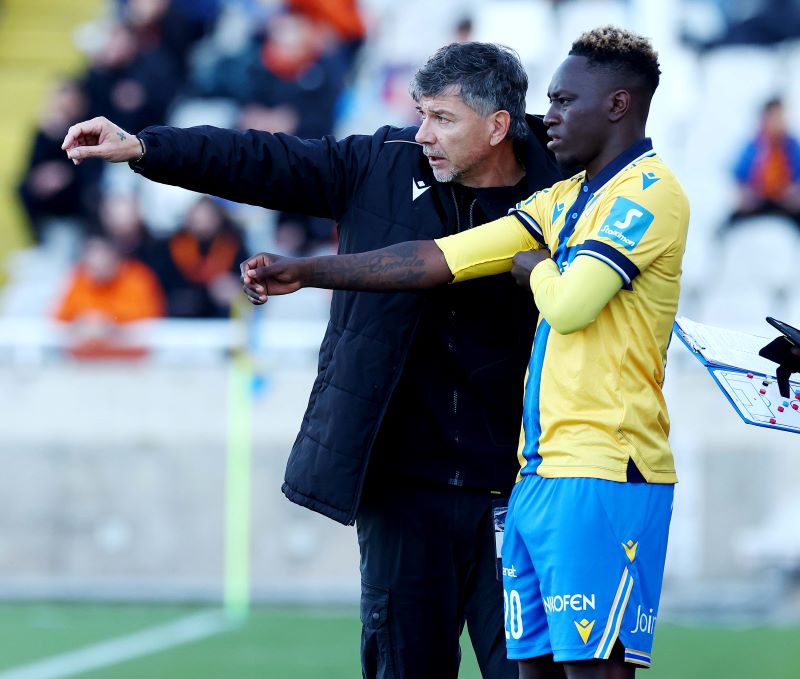 Oι βαρετές κουβέντες του Πάμπλο για τον ρεφ και το δέντρο! 