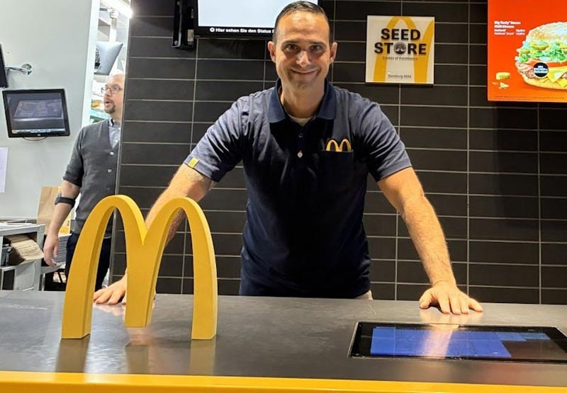 Από τα ποδοσφαιρικά «σαλόνια», στο McDonald’s - «Δεν αλλάζει κάτι, κι εδώ δουλεύεις με ανθρώπους»