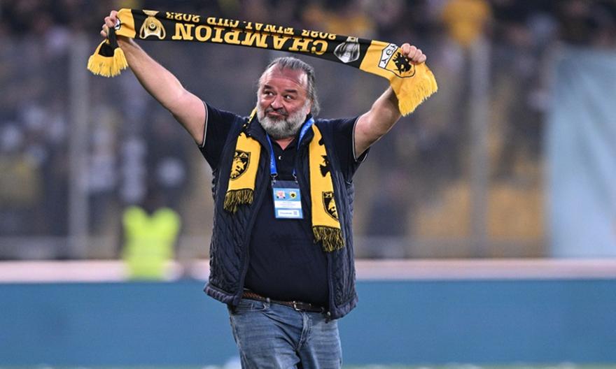 ΑΠΙΣΤΕΥΤΟ σκηνικό με Ηλιόπουλο: Το «Αγάπα με» έπαιζε στα μεγάφωνα και ο ιδιοκτήτης της ΑΕΚ τραγουδούσε!