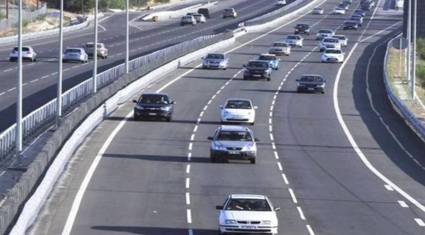 BINTEO: Αγέλη σκύλων «κόβει βόλτες» στον αυτοκινητόδρομο Λευκωσίας-Λεμεσού