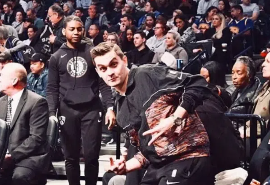 Ο πιο... σαδιστής μαφιόζος της Νέας Υόρκης είναι στην πραγματικότητα ο «πετσετάς» των Μπρουκλιν Νετς!