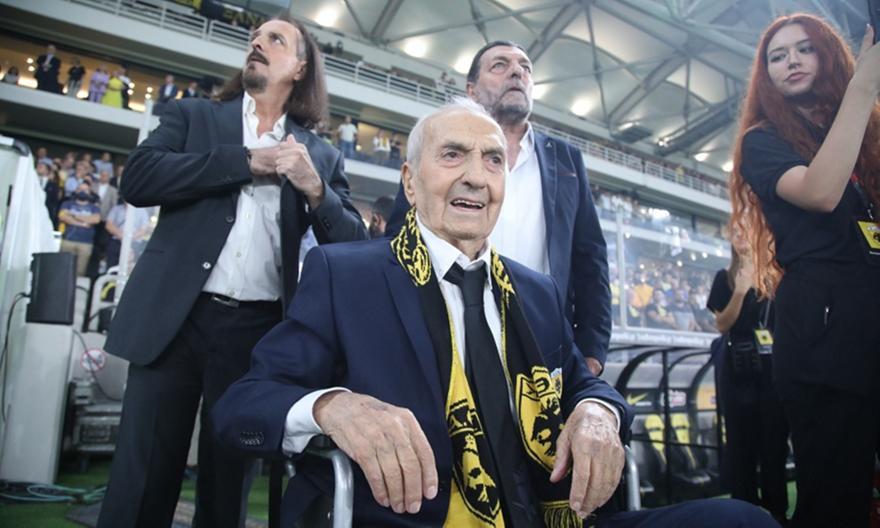 Νεστορίδης μέσα από το ασθενοφόρο: «Στο δεύτερο ημίχρονο θα τους κερδίσουμε»