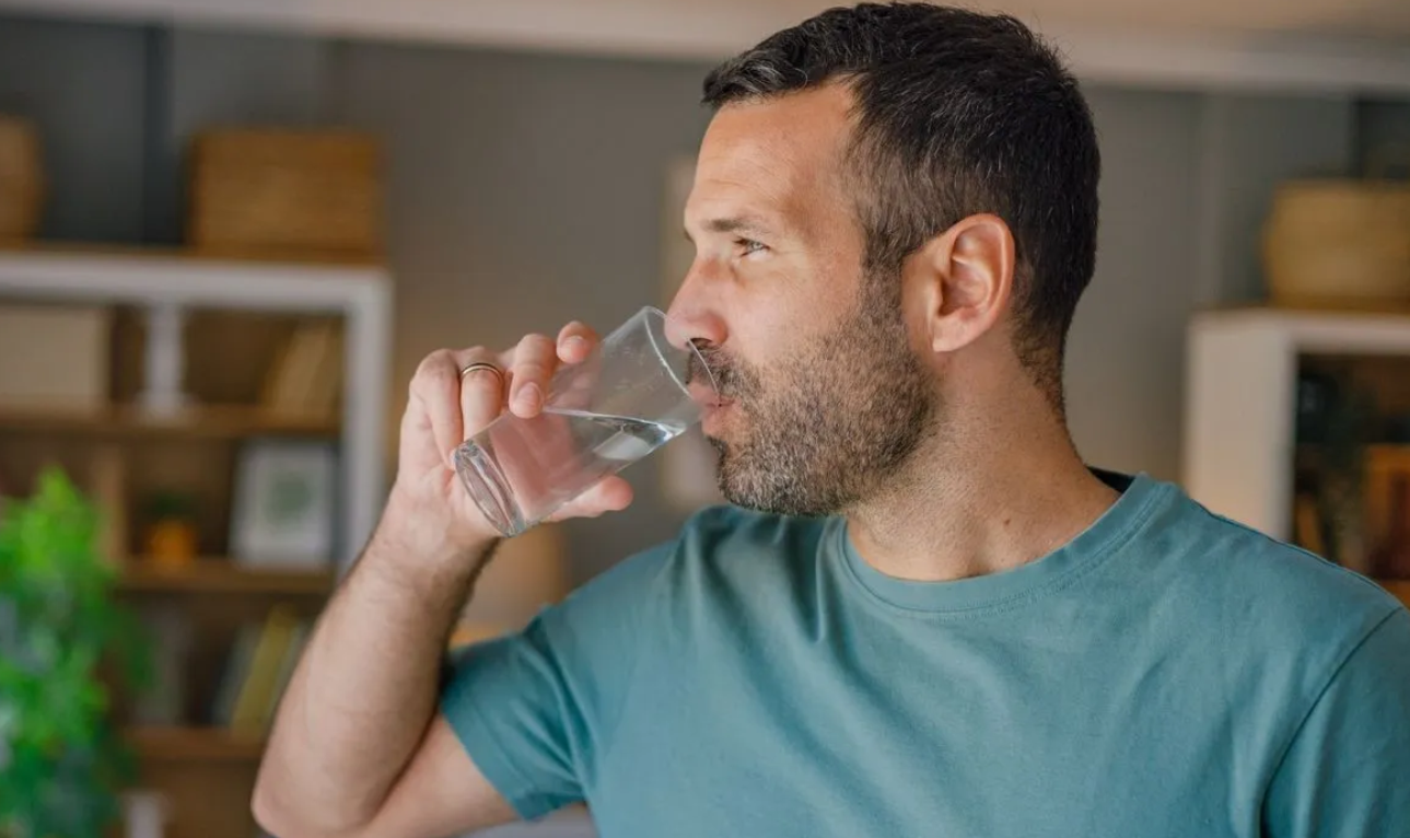 Το λάθος που κάνεις με το νερό μόλις ξυπνάς