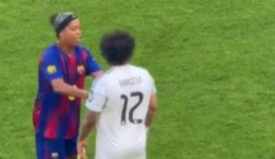 Ροναλντίνιο: Viral το σπρώξιμο στον Μαρσέλο στο Clasico παλαιμάχων (BINTEO)