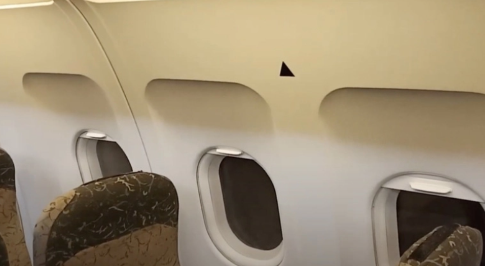 Πού χρησιμεύουν τα μικρά τρίγωνα πάνω από τα παράθυρα στα αεροπλάνα