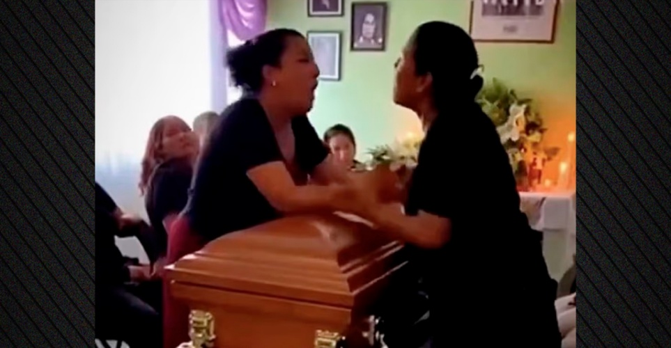 Αδιανόητος καβγάς σε κηδεία: Οι ερωμένες του νεκρού τσακώθηκαν πάνω από το φέρετρο! Δείτε ΒΙΝΤΕΟ