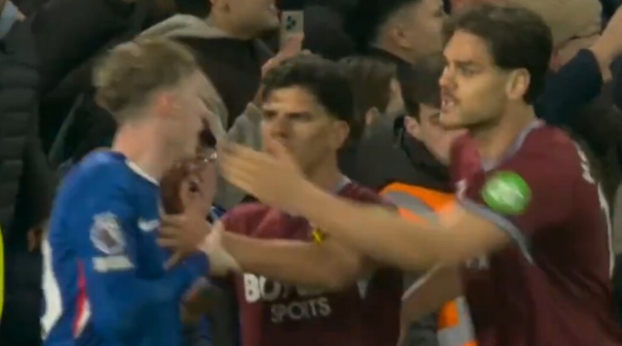 ΧΑΜΟΣ σε ματς της Premier League: Πιάστηκαν στα χέρια οι παίκτες, έπεσε και... χαστούκι! (ΒΙΝΤΕΟ)