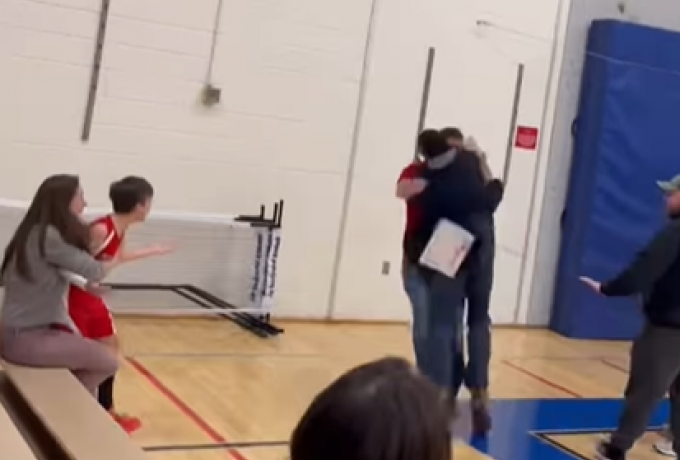 Αδιανόητο σκηνικό: Πατέρας χτύπησε προπονητή γιατί σταμάτησε τον καβγά του γιου με αντίπαλο! (ΒΙΝΤΕΟ)