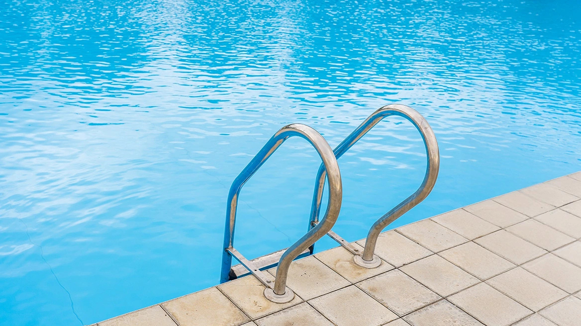 Παραλίγο τραγωδία: Πεντάχρονο παιδάκι τραυματίστηκε σε πισίνα - Δίνει μάχη στο χειρουργείο