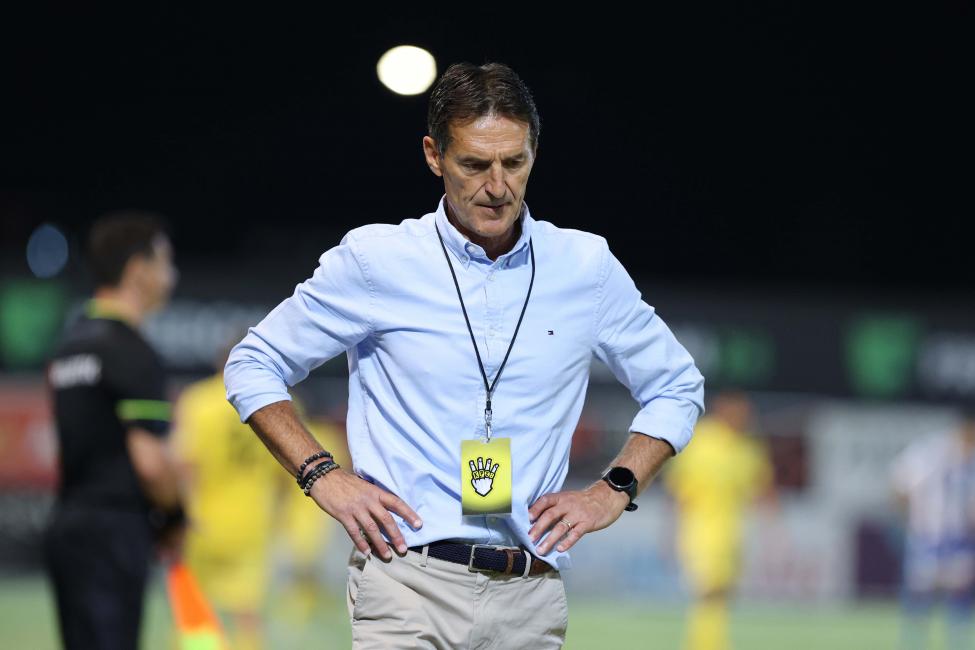 «Δεν μιλώ ποτέ για τη διαιτησία αλλά σε 9 ματς είχαμε 3-4 κόκκινες κάρτες»