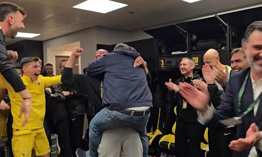 Τρέλα με Ηλιόπουλο στα αποδυτήρια της ΑΕΚ- Ανακοίνωσε ΤΕΡΑΣΤΙΟ ΠΡΙΜ και πήδηξε στην αγκαλιά του Μουκουντί