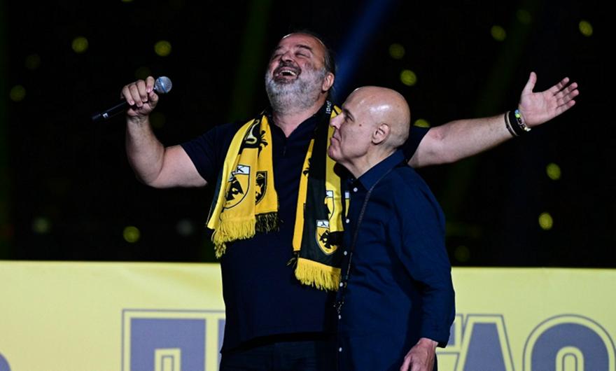 Του το ζήτησαν και το έκανε ο Ηλιόπουλος: Τραγούδησε για την ΑΕΚ στην Allwyn Arena!