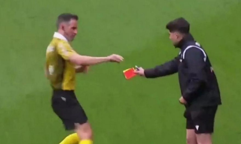 Φέρτε τον Κύπρο: Διαιτητής στην Ισπανία ξέχασε τις... κάρτες και το αντιλήφθηκε στο 22ο λεπτό! (ΒΙΝΤΕΟ)