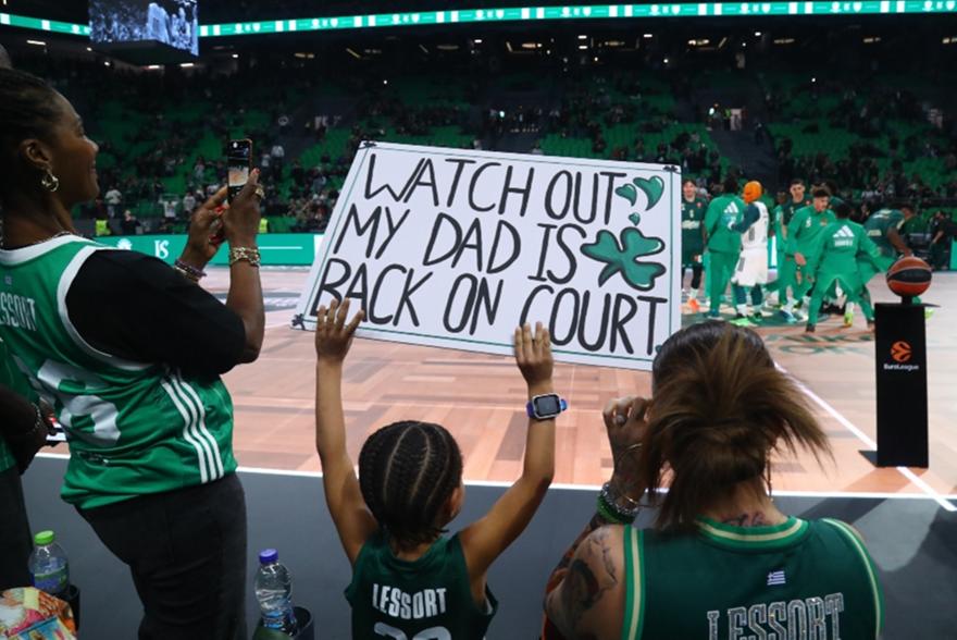 Παναθηναϊκός: Το φοβερό πλακάτ του γιου του Λεσόρ - «Προσέξτε, ο μπαμπάς μου...» (ΦΩΤΟΓΡΑΦΙΑ)