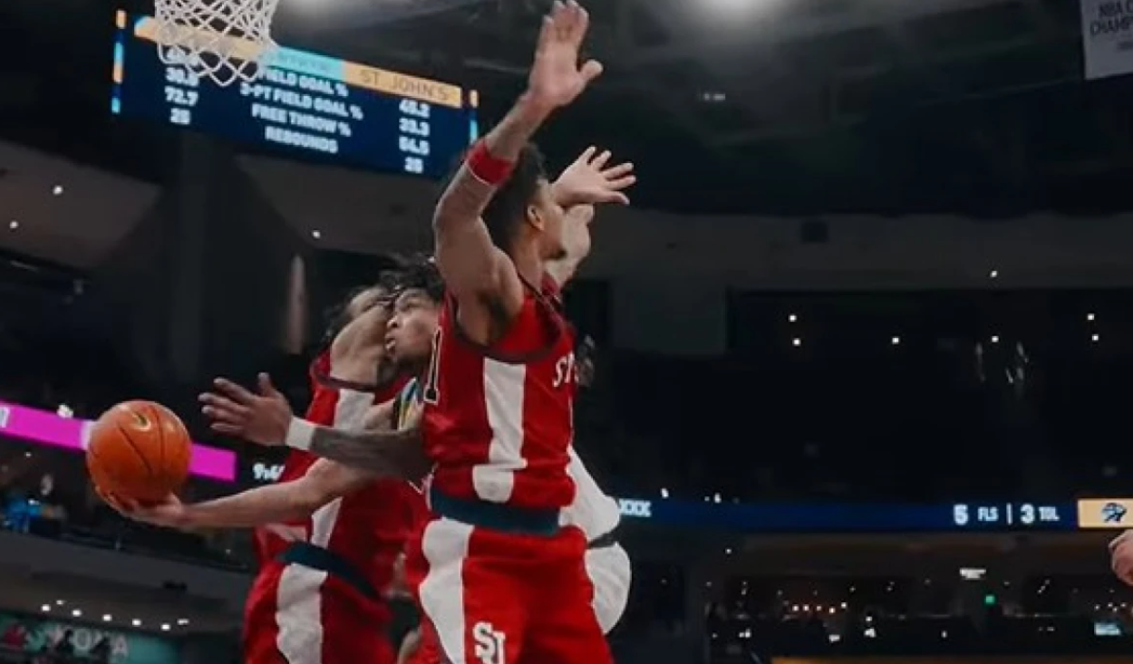 O 18χρονος που καταργεί την… βαρύτητα: Αυτό το καλάθι δεν το έχετε ξαναδεί (BINTEO)