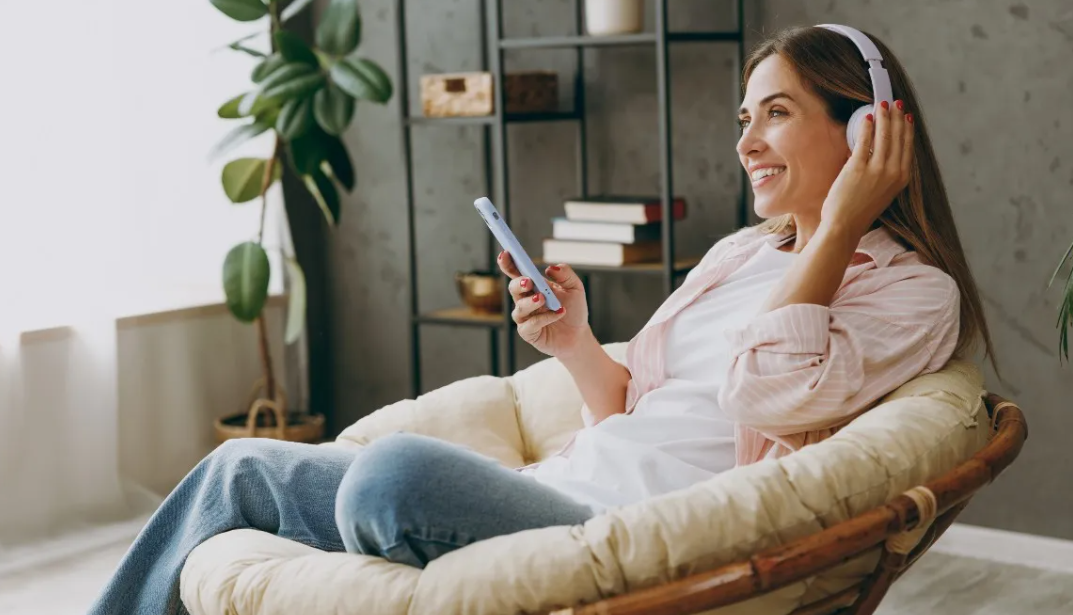 Ακοή: Πόσο την επηρεάζουν τα ακουστικά – Ο γιατρός εξηγεί τον ρόλο του ακοογράμματος